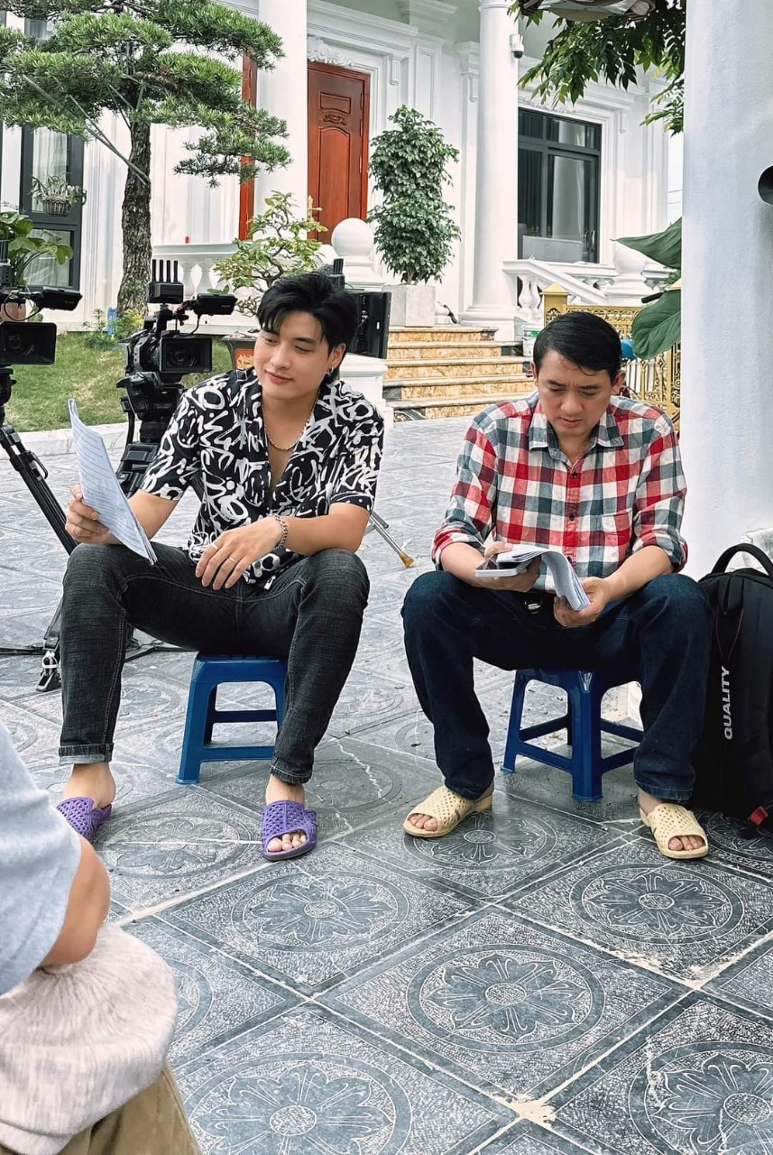 Danh hài Chiến Thắng, diễn viên Đào Nguyễn Ánh đọc kịch bản trước khi vào cảnh quay cho phim hài.