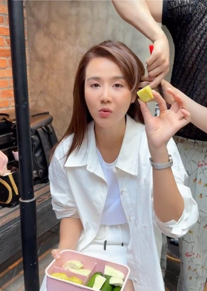 Những hình ảnh hậu trường mà Huyền Lizzie chia sẻ cho thấy nữ diễn viên ăn kiêng nghiêm ngặt với chế độ ăn là gạo lứt, khoai lang, cà chua, trái cây, dưa chuột.