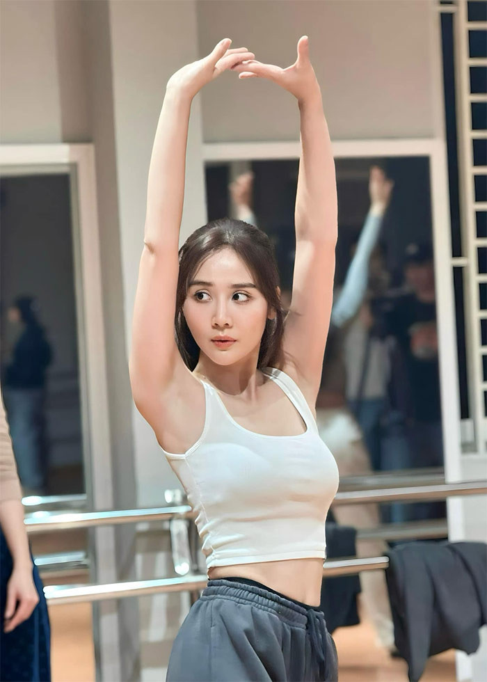 Bình thường, nữ diễn viên sinh năm 1990 tập gym và ăn nhiều chất đạm, protein, ít tinh bột để tăng cơ giảm mỡ. Nhưng khi bận quay phim, không có thời gian tập đều, Huyền Lizzie phải ăn uống kiêng khem nghiêm ngặt để giảm cân, giữ dáng.