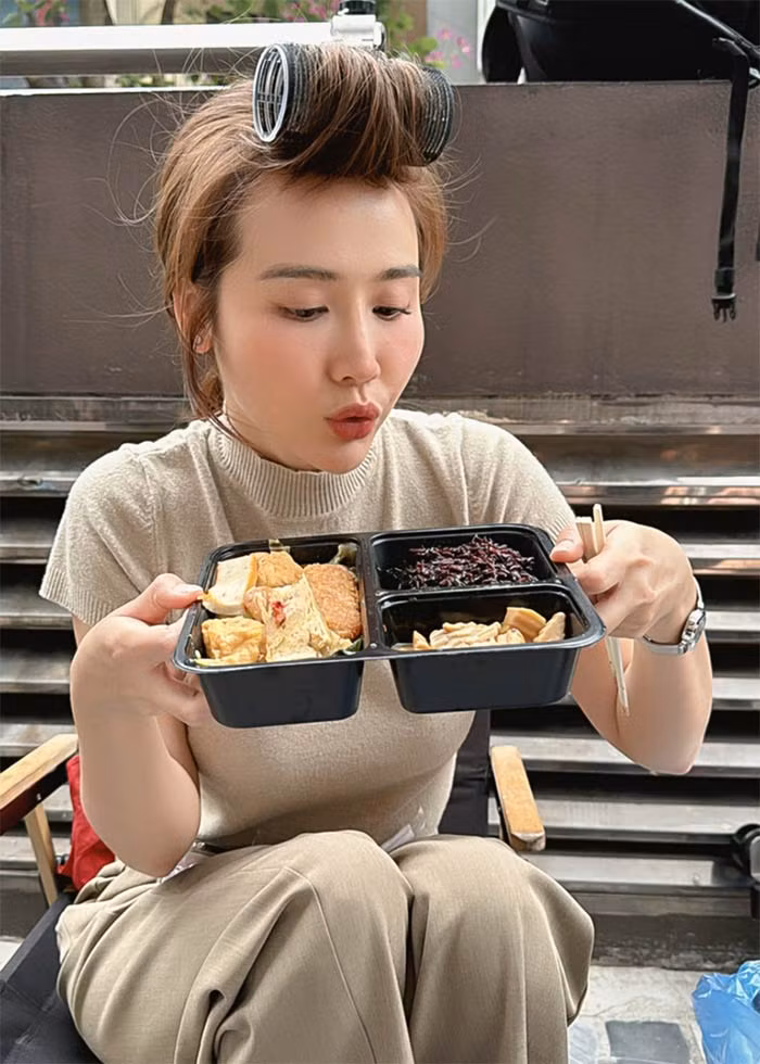 Cô ăn gạo lứt, khoai lang - tinh bột chậm thay cho cơm trắng, chọn cá và ức gà thay cho thịt đỏ, chọn các loại quả ít ngọt như ổi, bưởi, bơ giúp bổ sung vitamin. Ngoài ra nữ diễn viên cũng chọn món ăn vặt bằng hạt hạnh nhân, óc chó khi đói bụng.