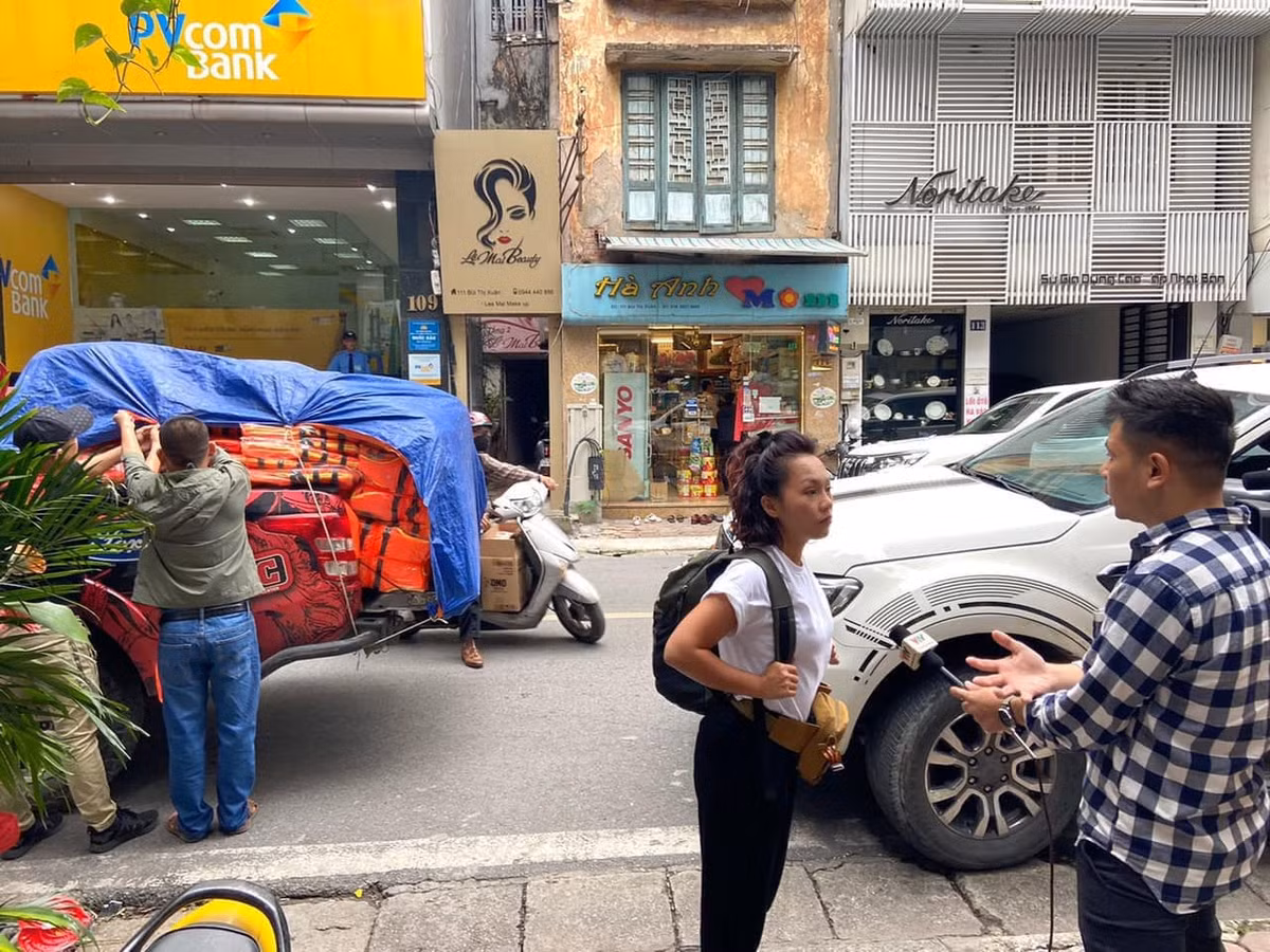 Ca sĩ Thái Thuỳ Linh cùng nhóm thiện nguyện có mặt tại Thái Nguyên để hỗ trợ đồng bào bị bão lũ. Ảnh: FB Thái Thùy Linh