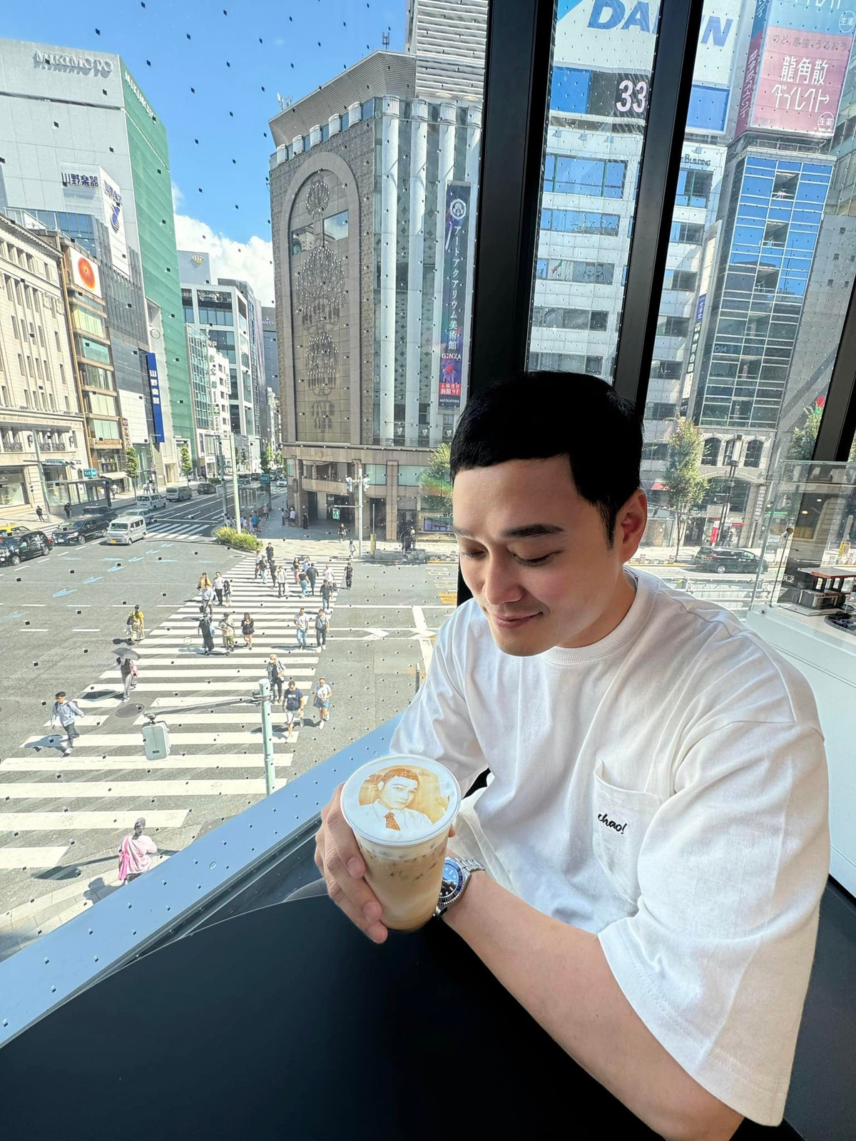 Ca sĩ Quang Vinh thưởng thức ly cà phê sáng in ảnh chân dung ở Tokyo, Nhật Bản. Ảnh: FB Quang Vinh