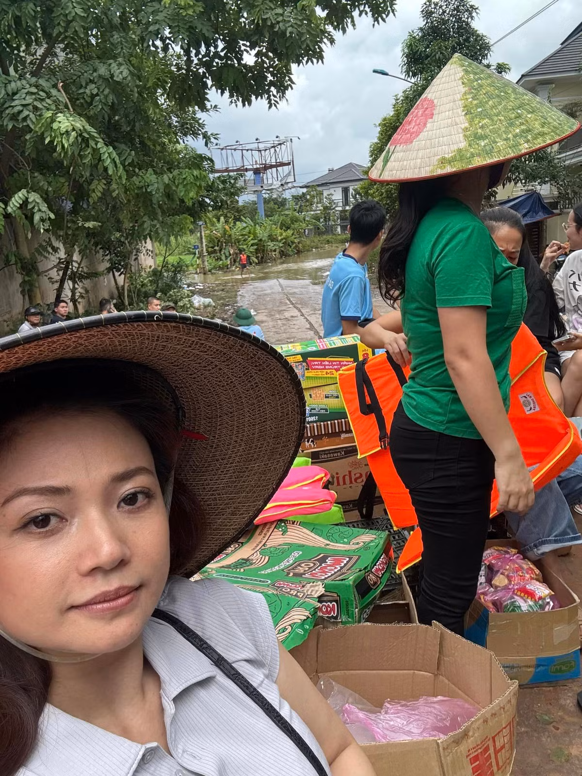 NSƯT Kiều Anh xuống vùng lũ Thái Nguyên hỗ trợ. Ảnh: FB Kieu Anh CT