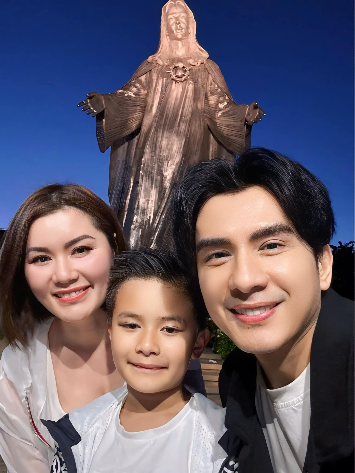 Đan Trường chia sẻ bức ảnh thân thiết cùng vợ cũ và quý tử. Ảnh: FB Dan Truong Pham