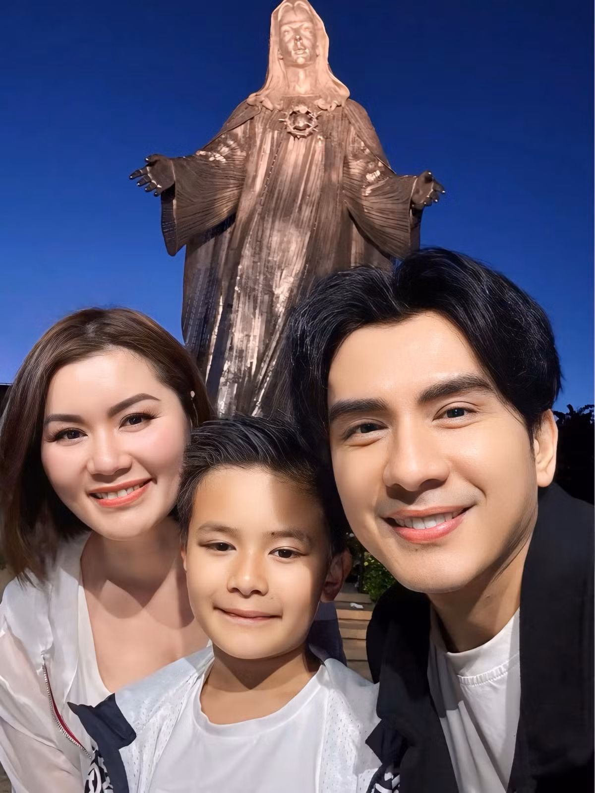 Đan Trường chia sẻ bức ảnh thân thiết cùng vợ cũ và quý tử. Ảnh: FB Dan Truong Pham