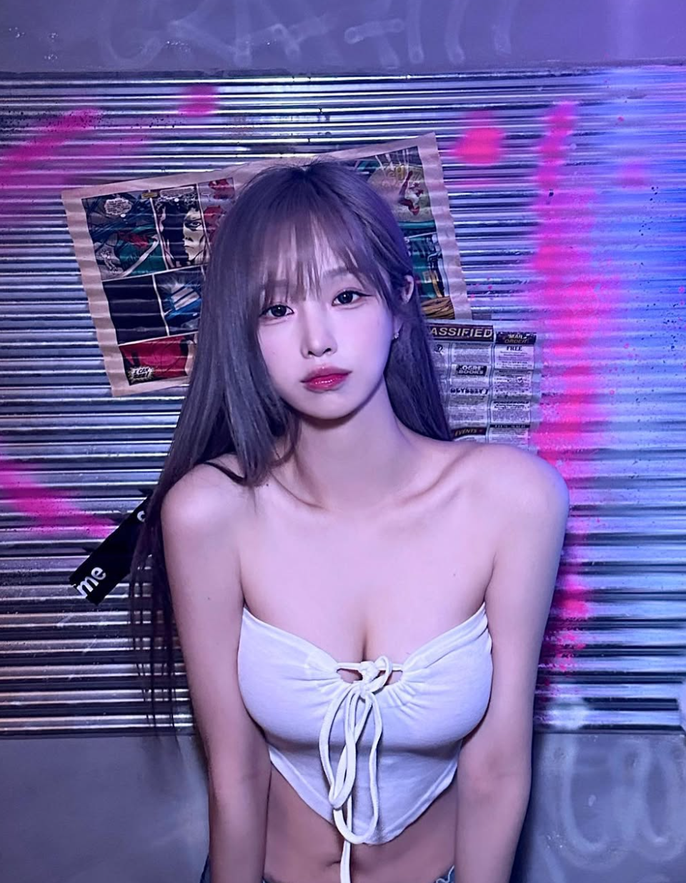 Trong làng thời trang Hàn Quốc, không khó để bắt gặp những cô nàng sở hữu phong cách thời trang gợi cảm. Tuy nhiên, hot girl này lại nổi bật hơn hẳn.