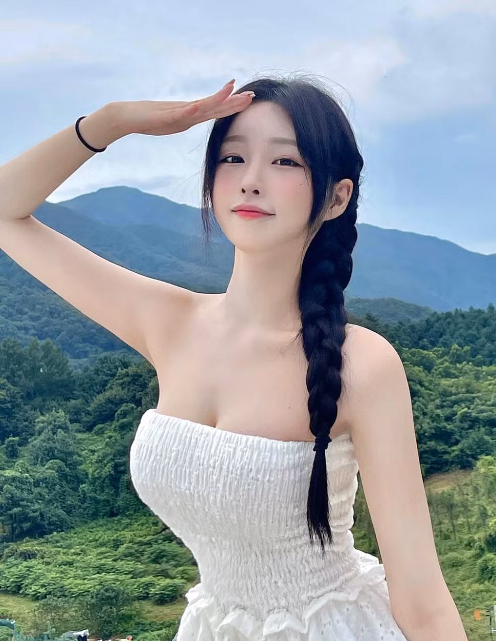 Với gu thời trang táo bạo và cá tính, Han Kyung nhanh chóng trở thành một trong những hot girl đình đám nhất nhì Hàn Quốc. Ảnh: IGNV