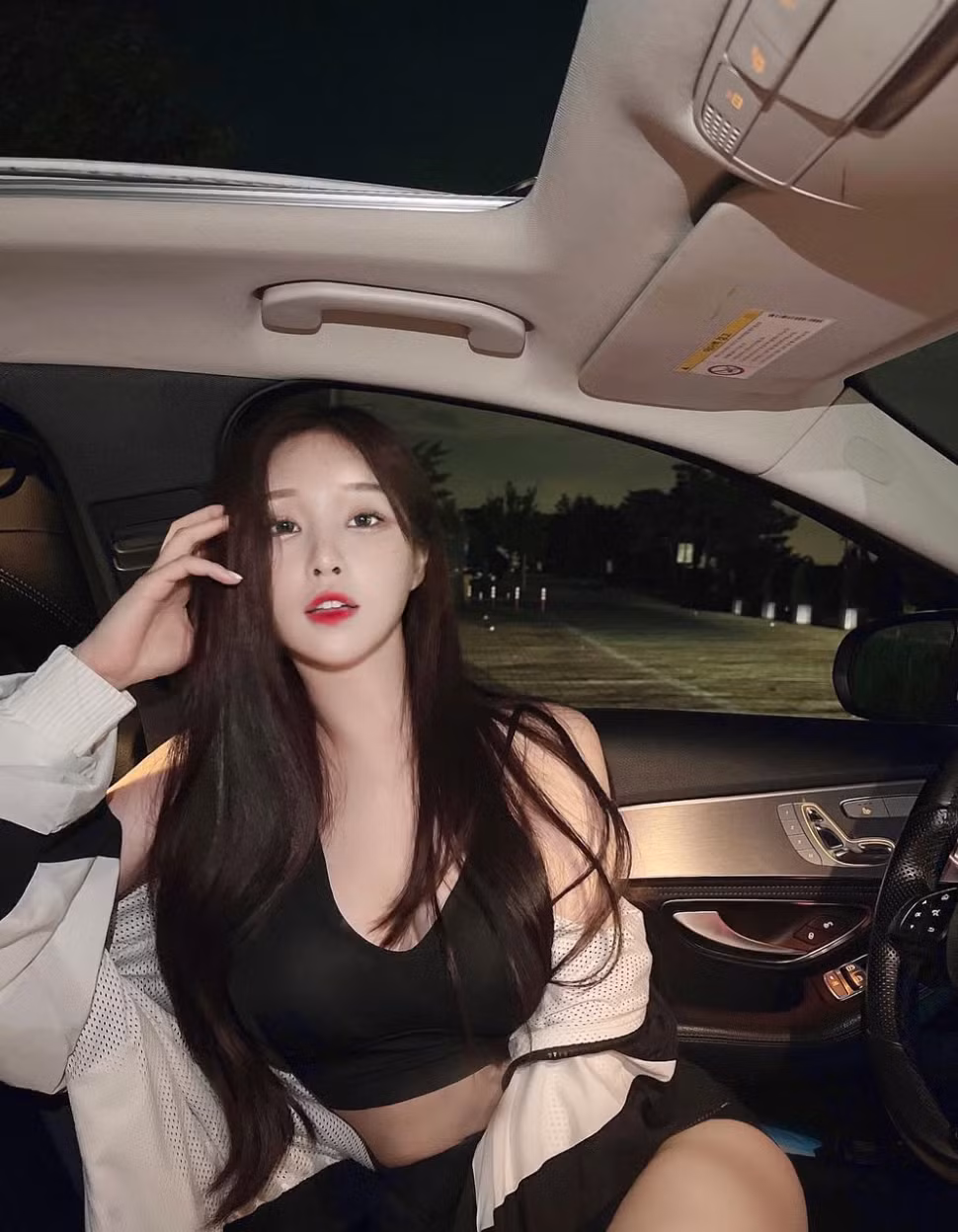 Cô nàng khéo léo kết hợp những chiếc áo này với quần jeans cạp cao, chân váy ngắn hoặc quần short để tôn lên vòng eo con kiến đáng ngưỡng mộ.