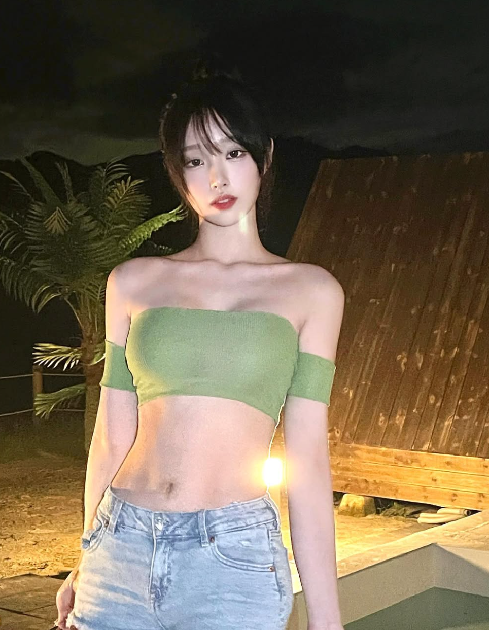 Những chiếc áo quây chỉ bằng gang tay, vừa đủ để che đi điểm nhạy cảm, vừa giúp Han Kyung khoe trọn đôi gò bồng đảo căng tròn, quyến rũ.