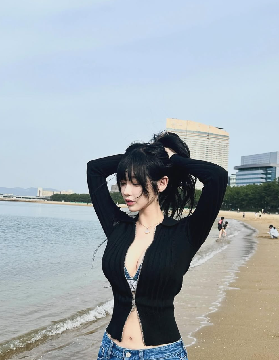 Cô nàng còn rất thích diện những bộ đồ ôm sát cơ thể, giúp khoe trọn đường cong hình chữ S.