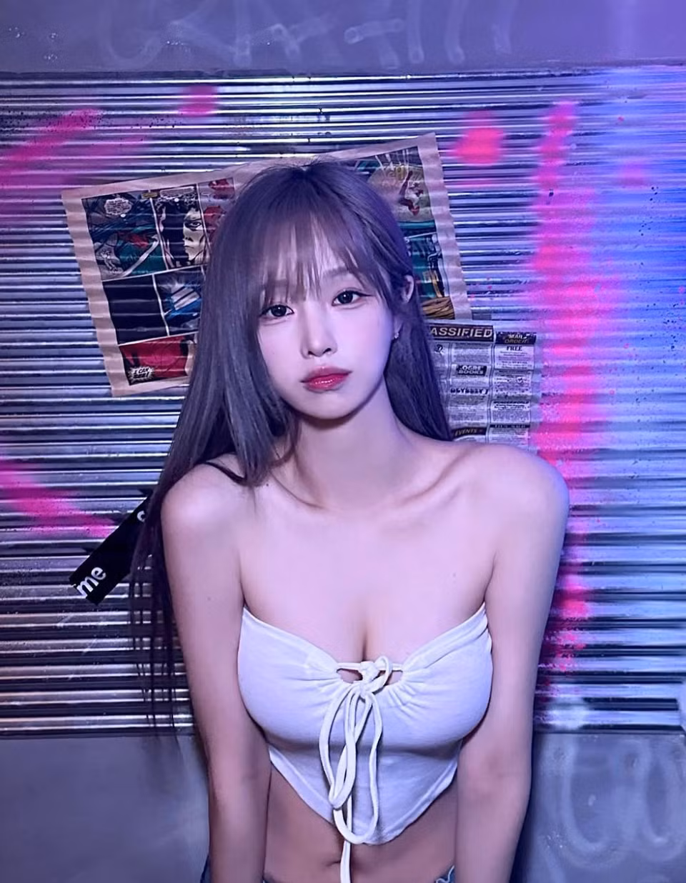 Trong làng thời trang Hàn Quốc, không khó để bắt gặp những cô nàng sở hữu phong cách thời trang gợi cảm. Tuy nhiên, hot girl này lại nổi bật hơn hẳn.