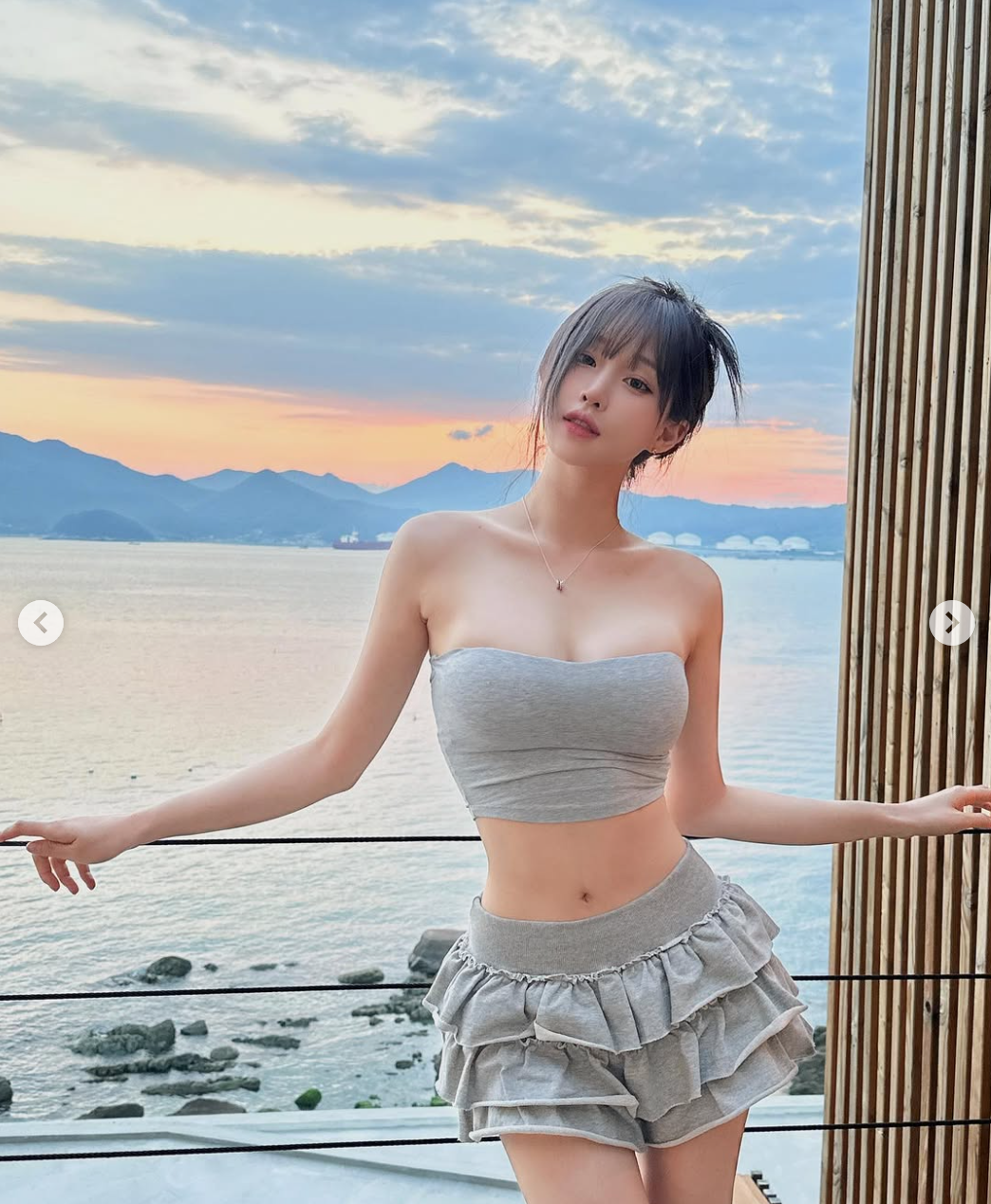 Hot girl gợi cảm có gu thời trang táo bạo, đặc biệt là niềm yêu thích với những chiếc áo quây siêu ngắn.