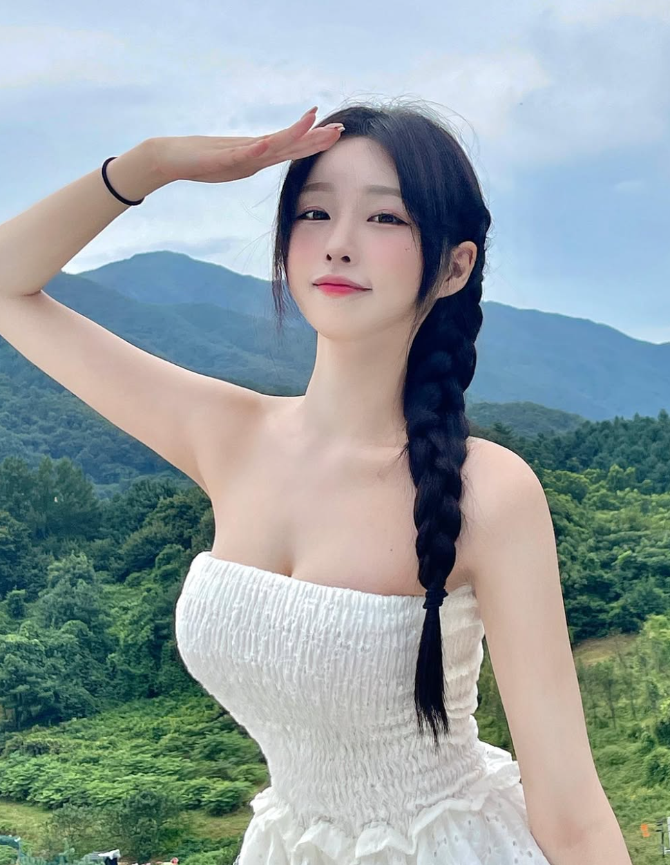 Với gu thời trang táo bạo và cá tính, Han Kyung nhanh chóng trở thành một trong những hot girl đình đám nhất nhì Hàn Quốc. Ảnh: IGNV