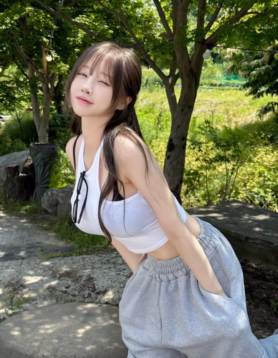 Người đẹp không ngần ngại đăng tải những khoảnh khắc khoe đôi chân nuột nà, vòng một nảy nở và eo “con kiến”.