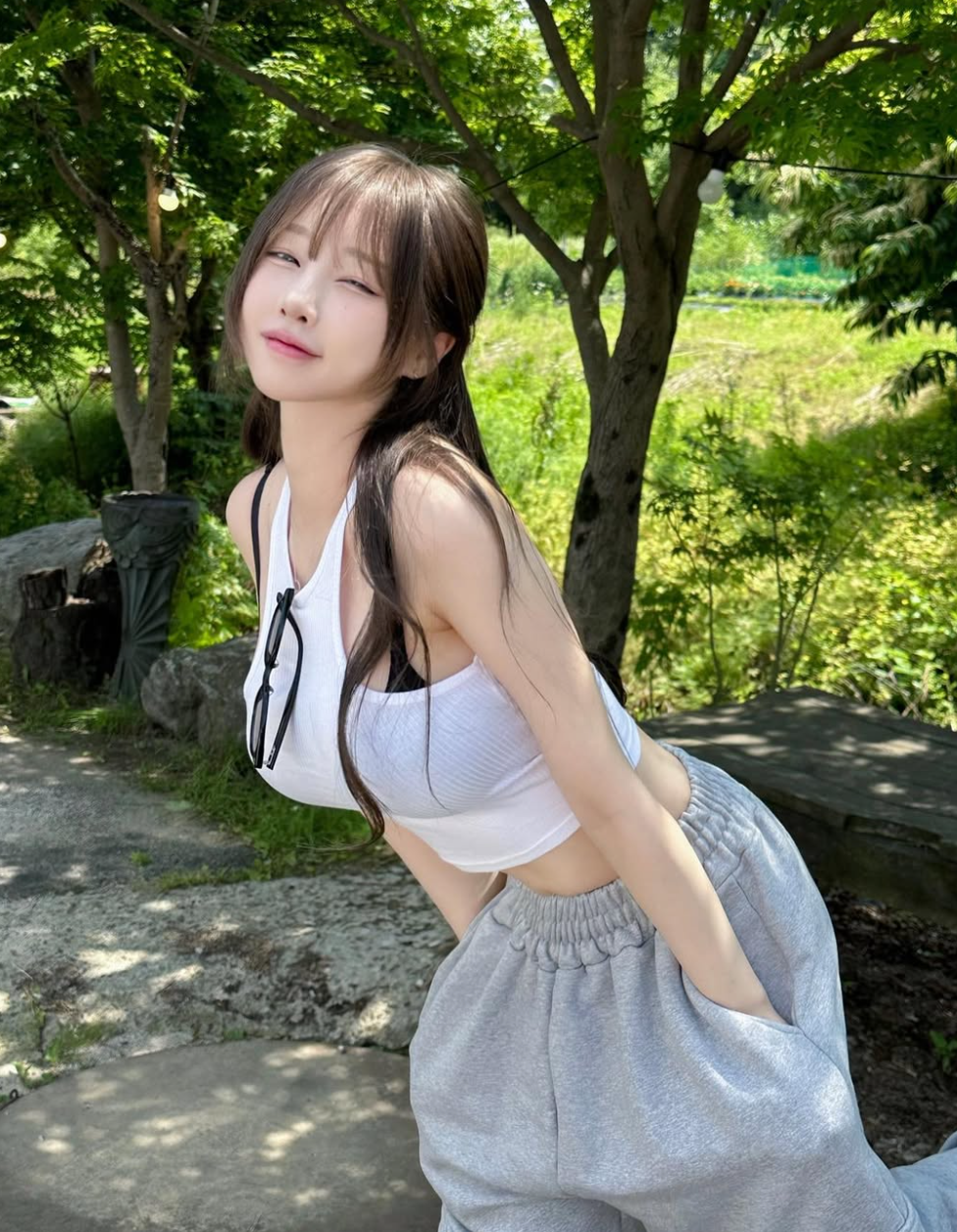 Người đẹp không ngần ngại đăng tải những khoảnh khắc khoe đôi chân nuột nà, vòng một nảy nở và eo “con kiến”.