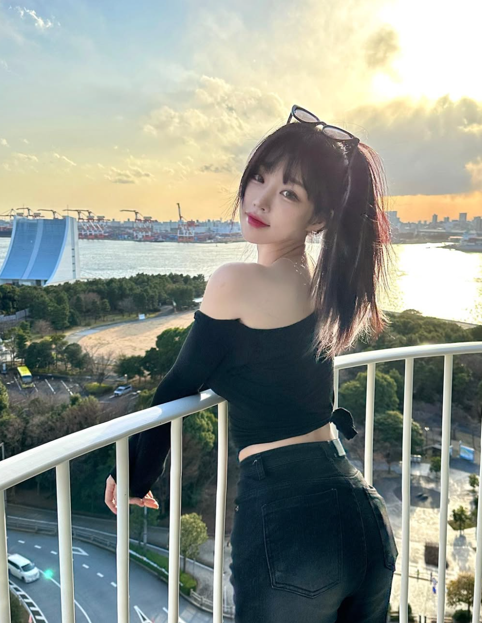 Mỗi hình ảnh của hot girl 9X này thu hút hàng chục nghìn lượt yêu thích.