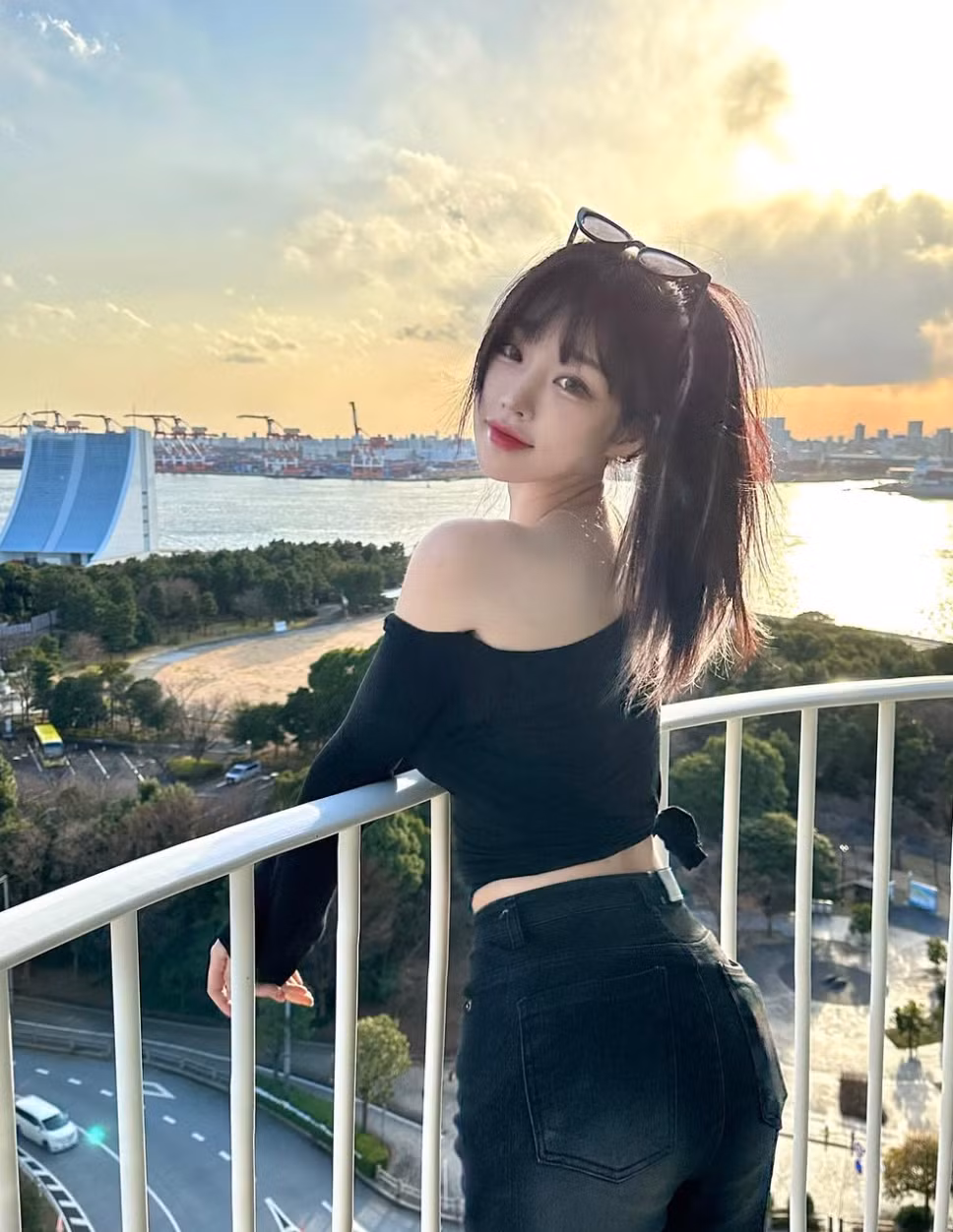 Mỗi hình ảnh của hot girl 9X này thu hút hàng chục nghìn lượt yêu thích.