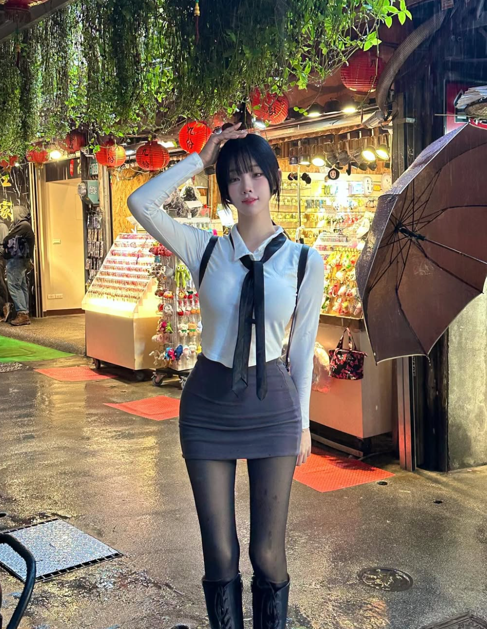 Han Kyung cũng không ngại thử nghiệm những phong cách khác nhau, từ cá tính, năng động đến nữ tính, dịu dàng.