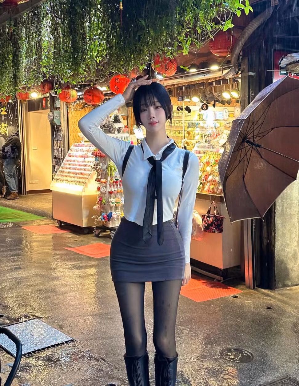 Han Kyung cũng không ngại thử nghiệm những phong cách khác nhau, từ cá tính, năng động đến nữ tính, dịu dàng.