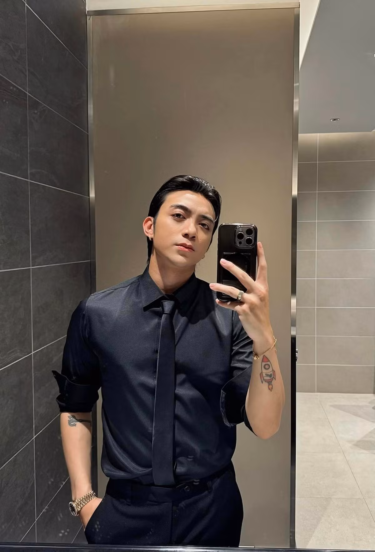 "Hôm nay tôi đi làm nhân viên văn phòng", Soobin Hoàng Sơn viết. Ảnh: FB Soobin