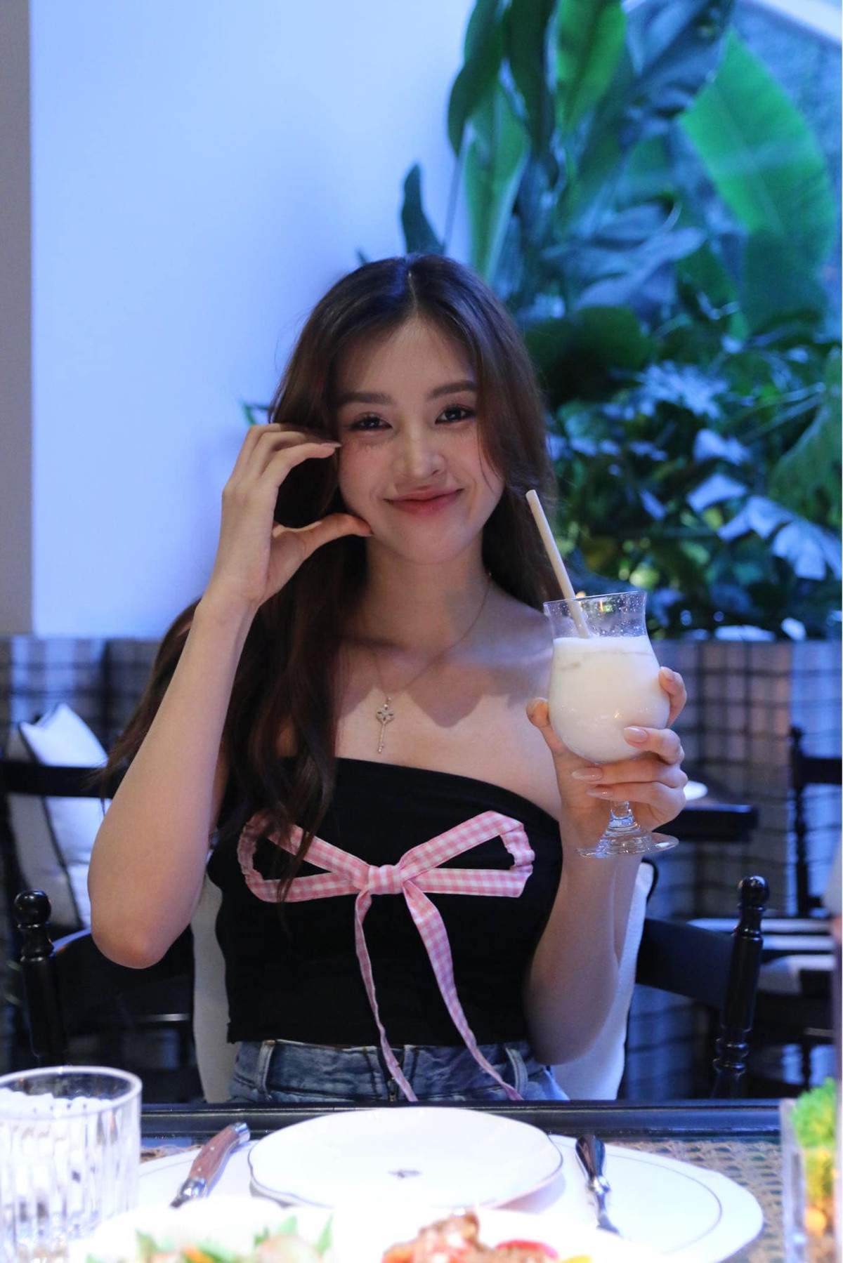 Hoa hậu Tiểu Vy tạo dáng đáng yêu bên bàn ăn. Ảnh: FB Trần Tiểu Vy