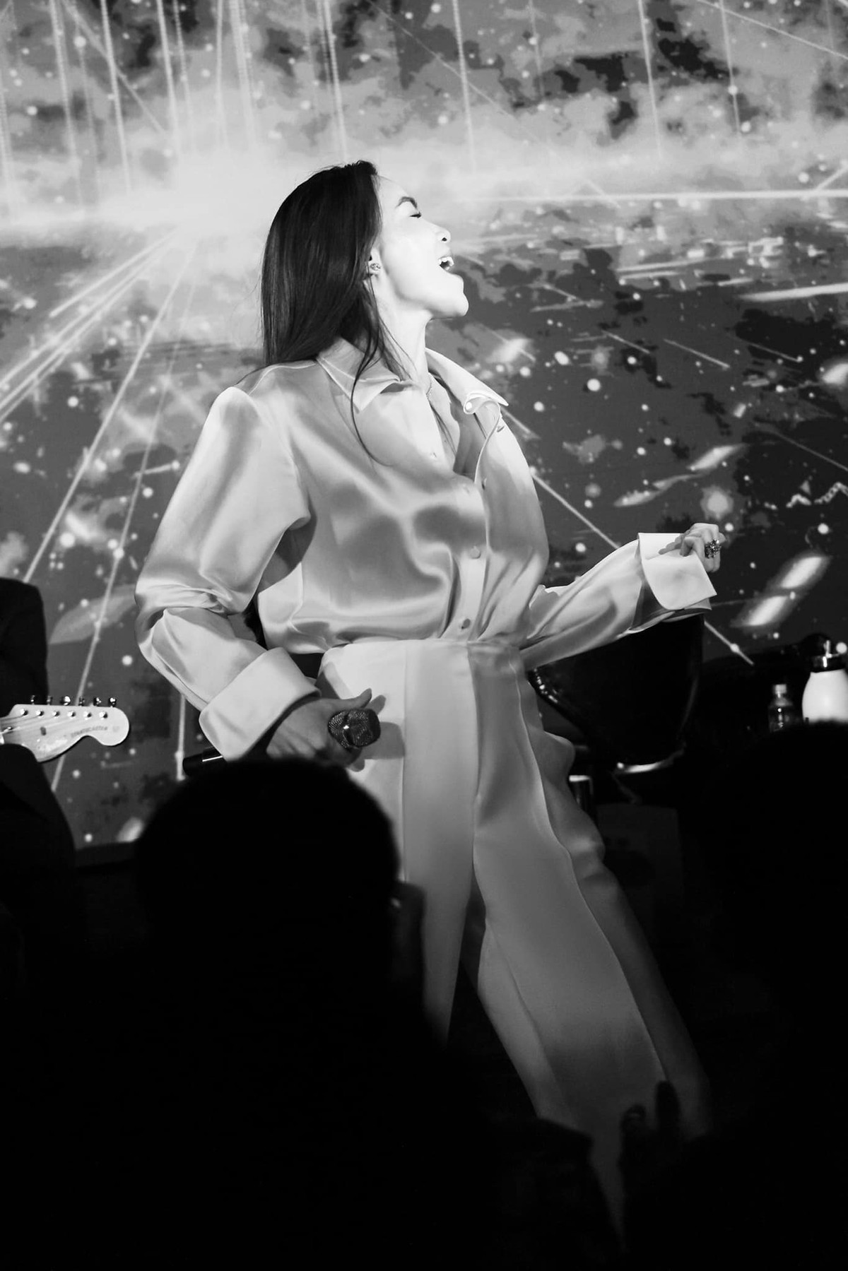 Ca sĩ Hồ Ngọc Hà hát đầy cảm xúc trên sân khấu. Ảnh: FB Ho Ngoc Ha