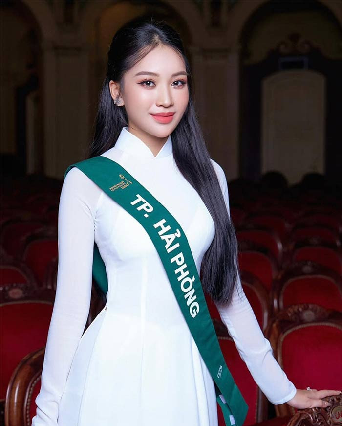 Trên fanpage của Khoa, Võ Cao Kỳ Duyên được giới thiệu là một sinh viên "năng động trong các hoạt động Đoàn - Hội của Khoa và cũng là thành viên của CLB Sinh viên tình nguyện - Sắc xanh FOM". (Ảnh: FB Hoa hậu Du lịch Việt Nam)
