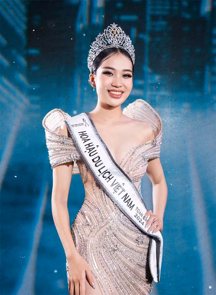 Võ Cao Kỳ Duyên còn giành giải phụ Người đẹp biển và Người đẹp dạ hội. (Ảnh: FB Hoa hậu Du lịch Việt Nam)