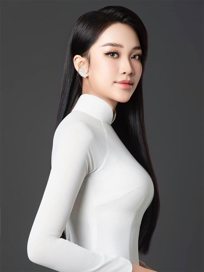 Ở vòng vấn đáp, Kỳ Duyên là thí sinh duy nhất trong top 5 chọn trả lời song ngữ. (Ảnh: FB Hoa hậu Du lịch Việt Nam)