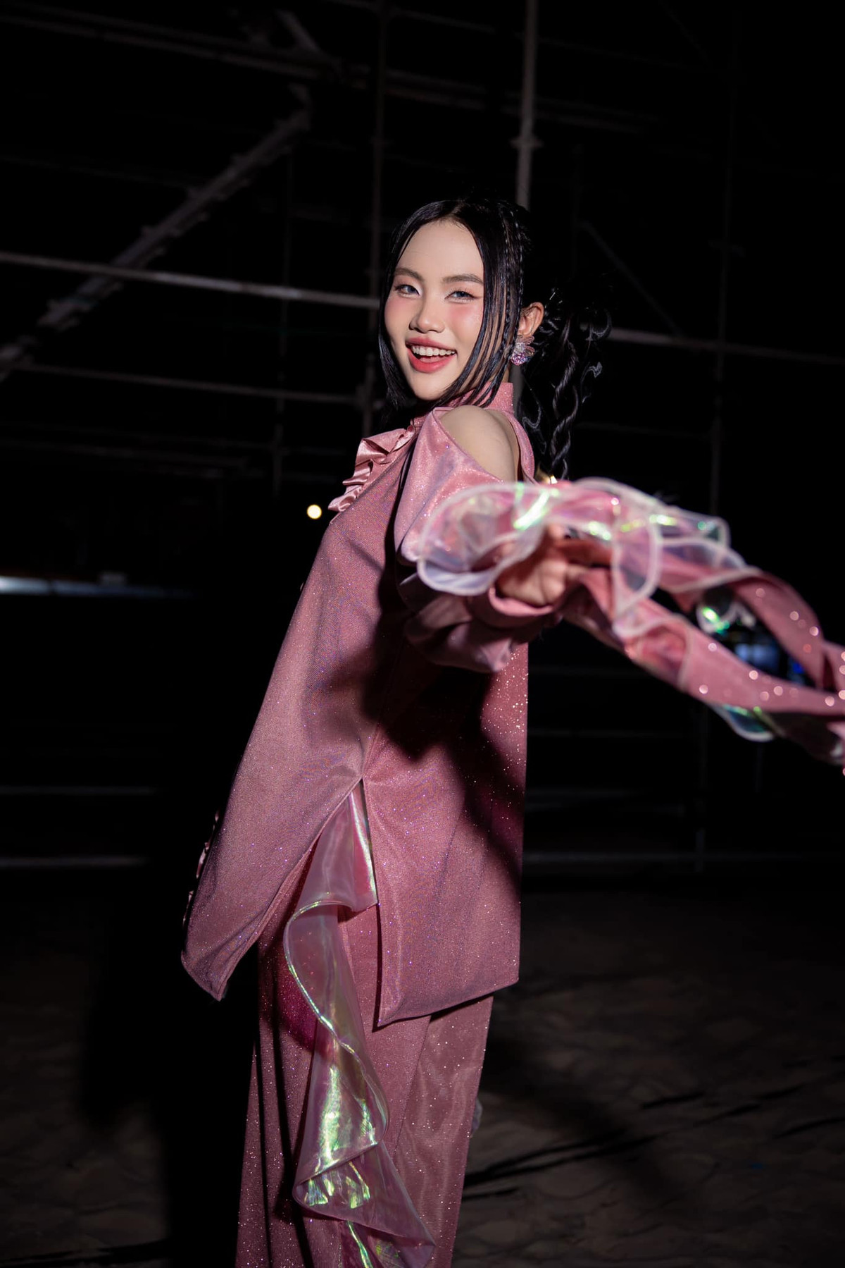 Với nguồn thu nhập lớn, ca sĩ Phương Mỹ Chi cũng mạnh tay chi tiền khủng để mua những món đồ hiệu đắt đỏ. Không ít lần khán giả thấy cô diện đồ hiệu đi sự kiện. Ảnh: FB Phương Mỹ Chi