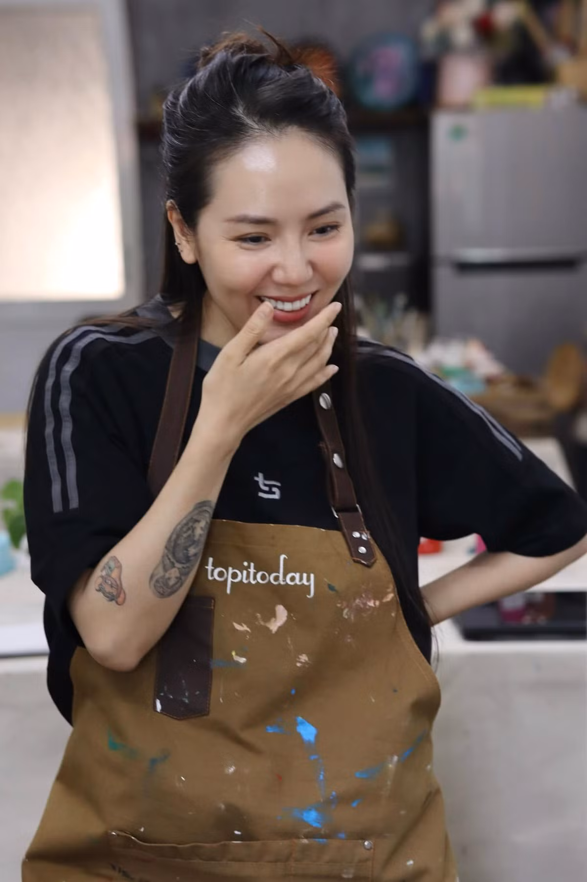 Ca sĩ Phương Linh được biết đến với biệt danh "nữ hoàng ballad", sở hữu nhiều hình xăm ở cánh tay. Những hình xăm của cô đa dạng về chủ đề, từ hoa lá, biểu tượng cho đến những câu chữ ý nghĩa.