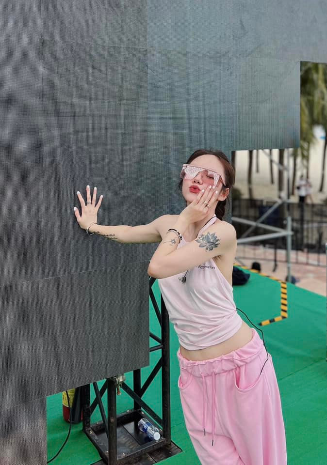 Trên cánh tay trái, phía sau lưng hoặc những điểm khác trên cơ thể Phương Ly đều có những dấu ấn nghệ thuật của riêng cô.