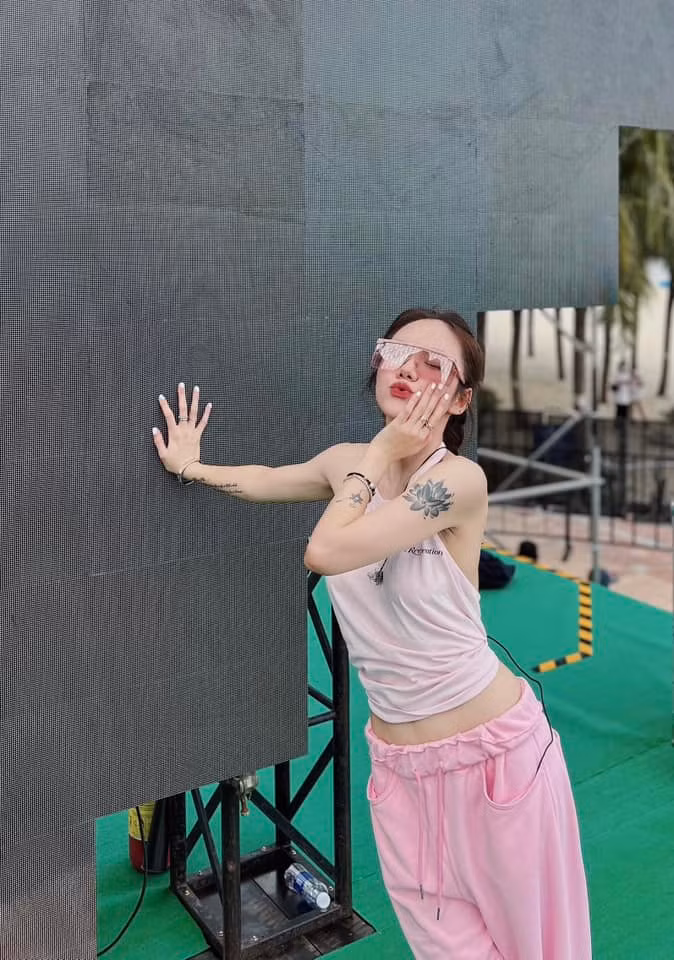 Trên cánh tay trái, phía sau lưng hoặc những điểm khác trên cơ thể Phương Ly đều có những dấu ấn nghệ thuật của riêng cô.