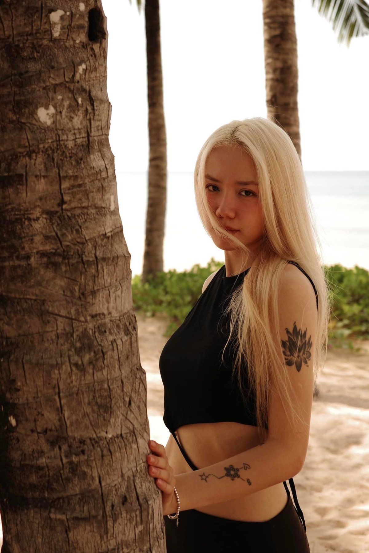 Từ hình xăm màu đen tới hình xăm màu mực nổi bật, giúp cô thu hút hơn mà không cần tới trang sức lấp lánh.