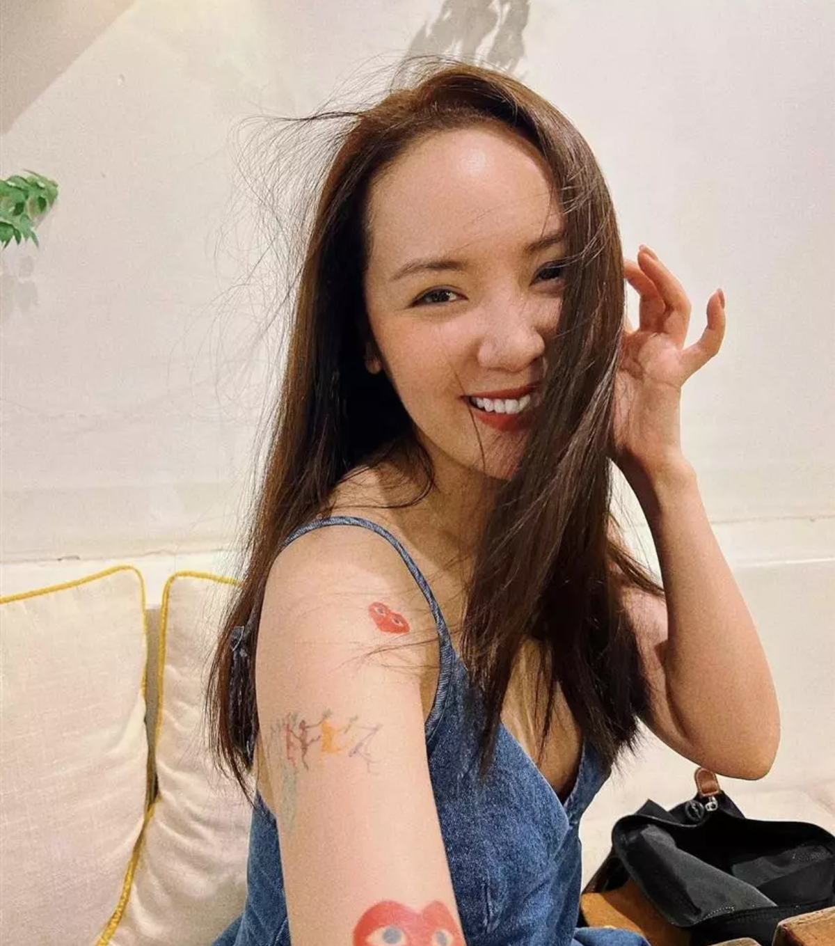 Phương Linh xinh đẹp dù ngoài 30 tuổi. Cô thường mặc những kiểu trang phục sát nách để khoe trọn hình xăm trên cánh tay khi đi hát.