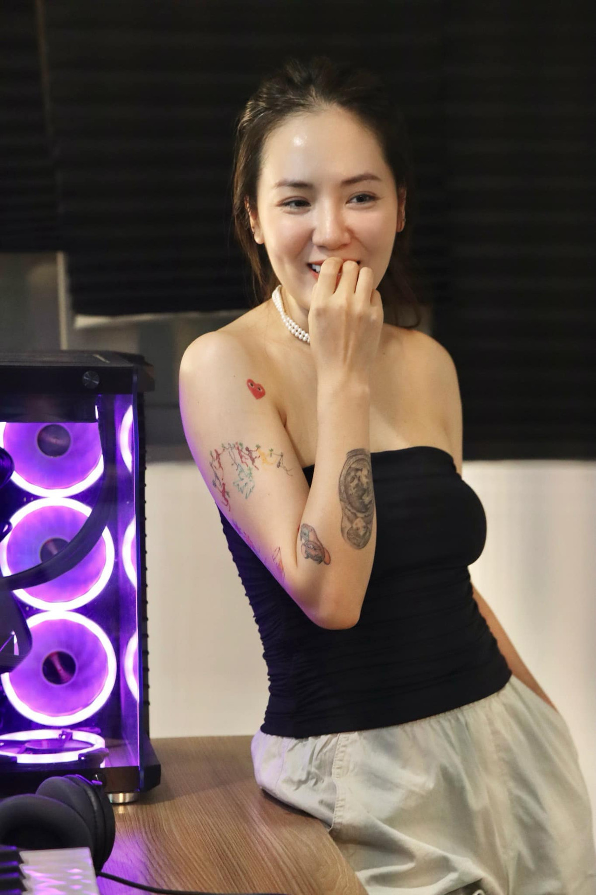 Trong một bài phỏng vấn, Phương Linh chia sẻ rằng mỗi hình xăm đều mang một câu chuyện riêng, là cách để cô lưu giữ những kỷ niệm và cảm xúc quan trọng trong cuộc sống.