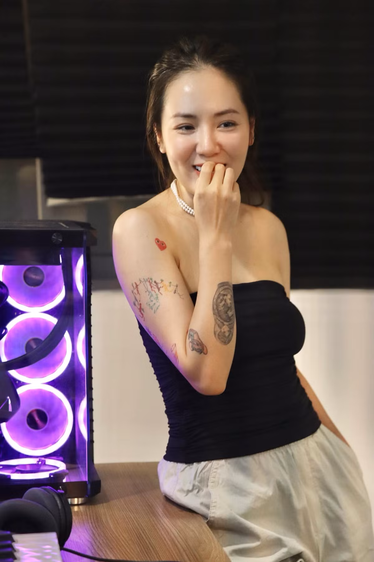 Trong một bài phỏng vấn, Phương Linh chia sẻ rằng mỗi hình xăm đều mang một câu chuyện riêng, là cách để cô lưu giữ những kỷ niệm và cảm xúc quan trọng trong cuộc sống.