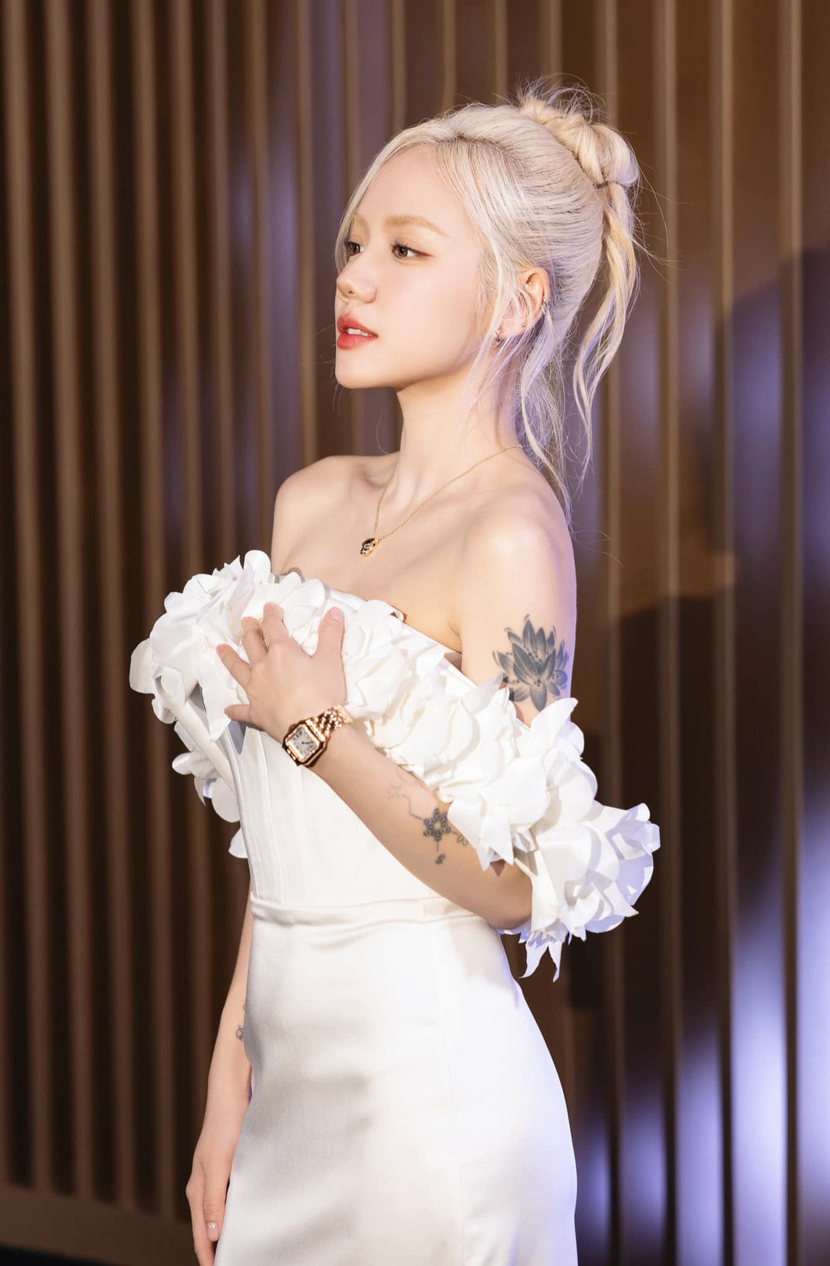 Khác với chị gái, Phương Ly chuộng những hình xăm nhỏ nhắn, tinh tế hơn.