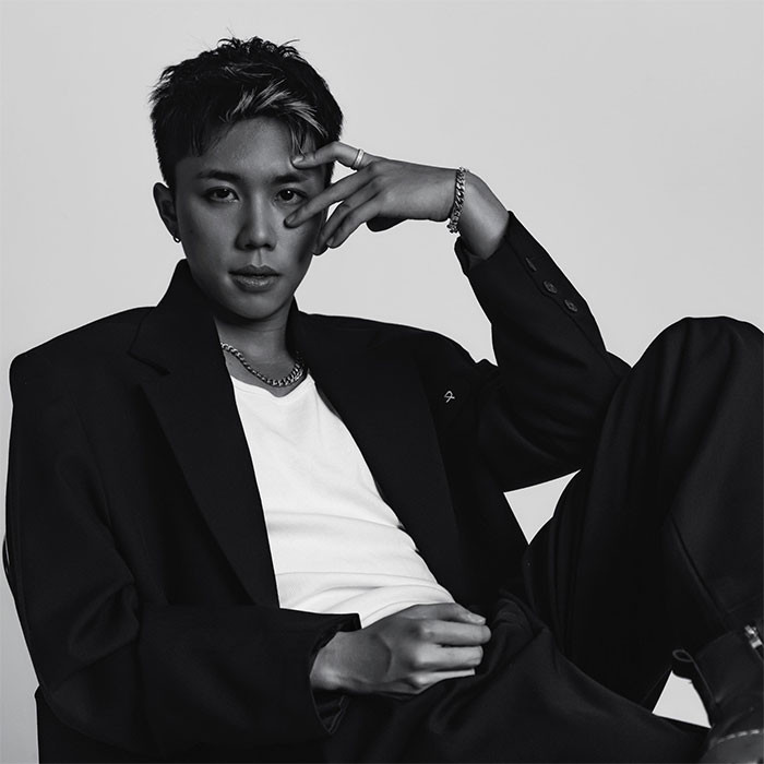 Ngoài đời, nam diễn viên "Đi giữa trời rực rỡ" nhận mình là người ít nói nhưng dễ gần, thân thiện. Long Vũ từng tự ti vì nghĩ mình xấu trai nhưng trong mắt khán giả anh sở hữu gương mặt vô cùng điện ảnh, nam tính. (Ảnh: FB Nguyễn Vũ)