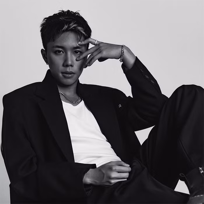 Ngoài đời, nam diễn viên "Đi giữa trời rực rỡ" nhận mình là người ít nói nhưng dễ gần, thân thiện. Long Vũ từng tự ti vì nghĩ mình xấu trai nhưng trong mắt khán giả anh sở hữu gương mặt vô cùng điện ảnh, nam tính. (Ảnh: FB Nguyễn Vũ)