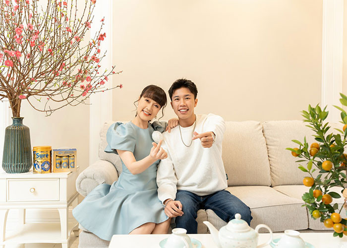 Long Vũ tên đầy đủ là Nguyễn Long Vũ (SN 2001) tốt nghiệp khoa Diễn viên Kịch - Điện ảnh của Đại học Sân khấu - Điện ảnh Hà Nội. Mặc dù là con trai của nghệ sĩ nổi tiếng Vân Dung nhưng Long Vũ không hề dựa dẫm nhờ mẹ xin vai mà luôn tự đi casting, khi anh được nhận rồi mẹ mới biết. (Ảnh: FB Vân Dung)