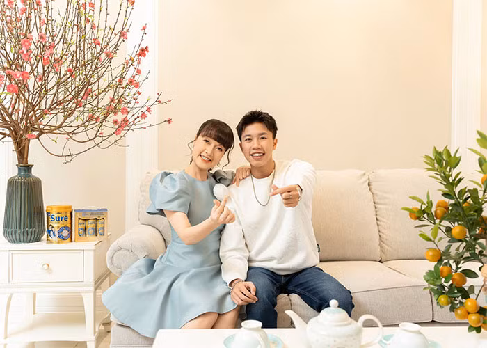 Long Vũ tên đầy đủ là Nguyễn Long Vũ (SN 2001) tốt nghiệp khoa Diễn viên Kịch - Điện ảnh của Đại học Sân khấu - Điện ảnh Hà Nội. Mặc dù là con trai của nghệ sĩ nổi tiếng Vân Dung nhưng Long Vũ không hề dựa dẫm nhờ mẹ xin vai mà luôn tự đi casting, khi anh được nhận rồi mẹ mới biết. (Ảnh: FB Vân Dung)