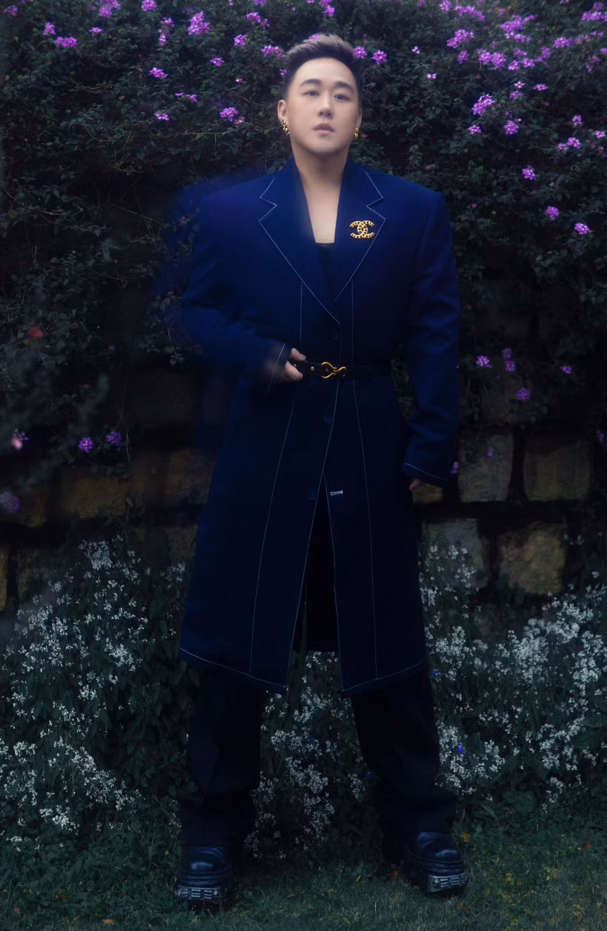 Ca sĩ Trung Quân Idol mặc lịch lãm, chụp ảnh ở Đà Lạt. Ảnh: FB Trung Quân