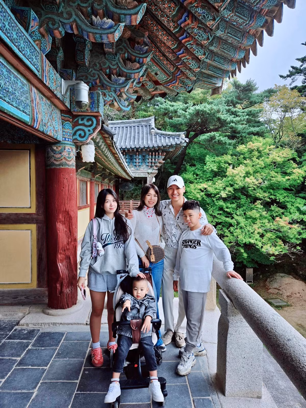 Diễn viên Mạnh Trường đăng ảnh đi du lịch Hàn Quốc với vợ con. Ảnh: FB Nguyen Manh Truong