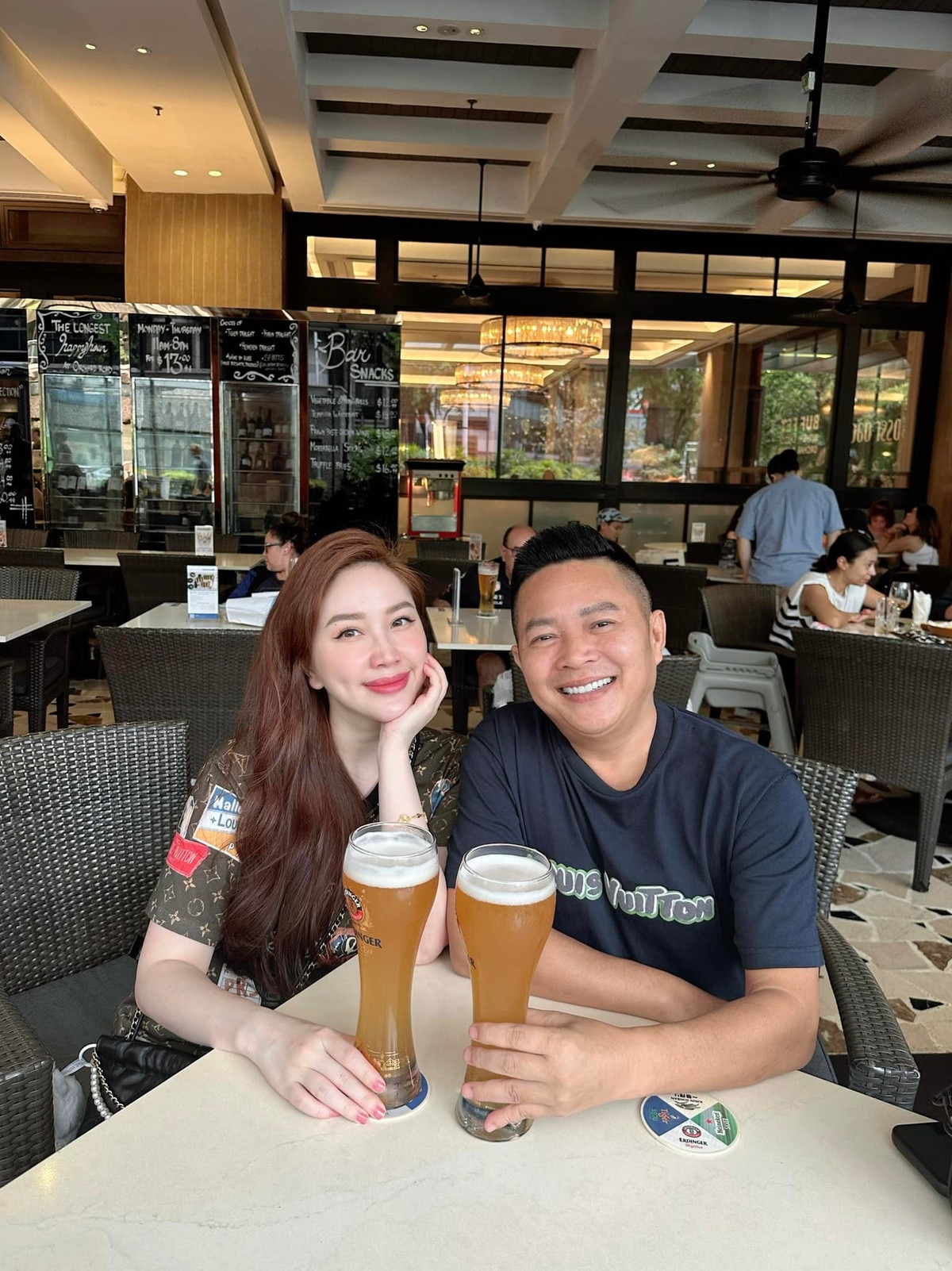 Ca sĩ Bảo Thy chúc mừng sinh nhật chồng: "Nhanh thật! Tính ra đã 8 lần chúc mừng sinh nhật của anh bạn thân rồi! Năm nào cũng mất trí nhớ vì vui quá! Chúc anh tuổi mới dù vợ có quậy tưng bừng xong anh phải bế về thì anh vẫn luôn vui vẻ cười tươi y hệt 8 năm qua nha". Ảnh: FB Bảo Thy