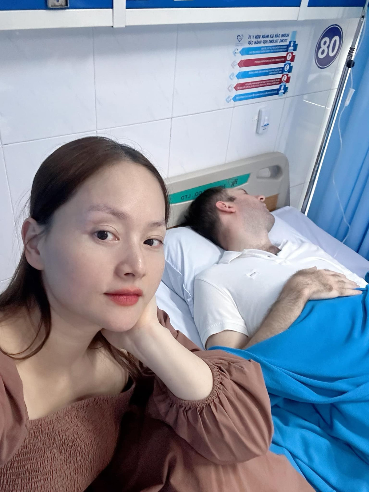 Lan Phương lo lắng khi chồng phải nhập viện vì đau lưng và đau đầu. Nữ diễn viên luôn ở bên cạnh chăm sóc ông xã. Ảnh: FB Lan Phuong Nguyen