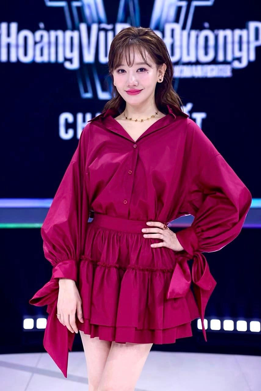 Hari Won được khen thời trang biến hóa khi tham gia một gameshow. Ảnh: FB Hariwon