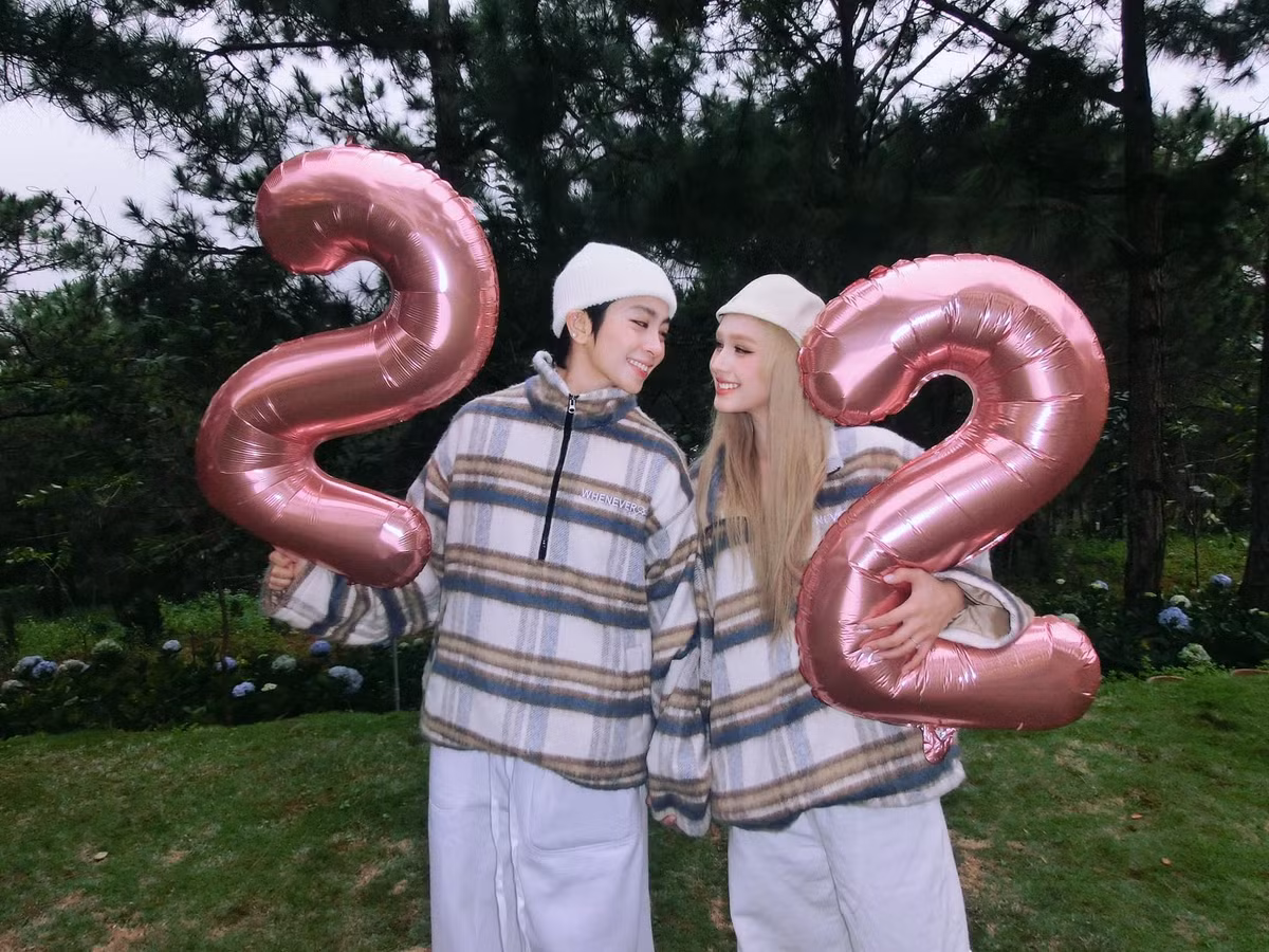 Xoài Non công khai nắm tay cực tình cảm bên Gil Lê. Ảnh: FB Phạm Trang