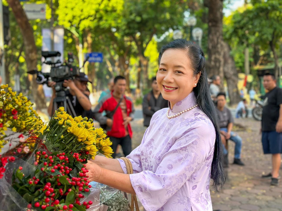 NSƯT Chiều Xuân dậy sớm quay hình, tranh thủ ngắm phố phường Hà Nội. Ảnh: FB Nguyễn Thị Chiều Xuân