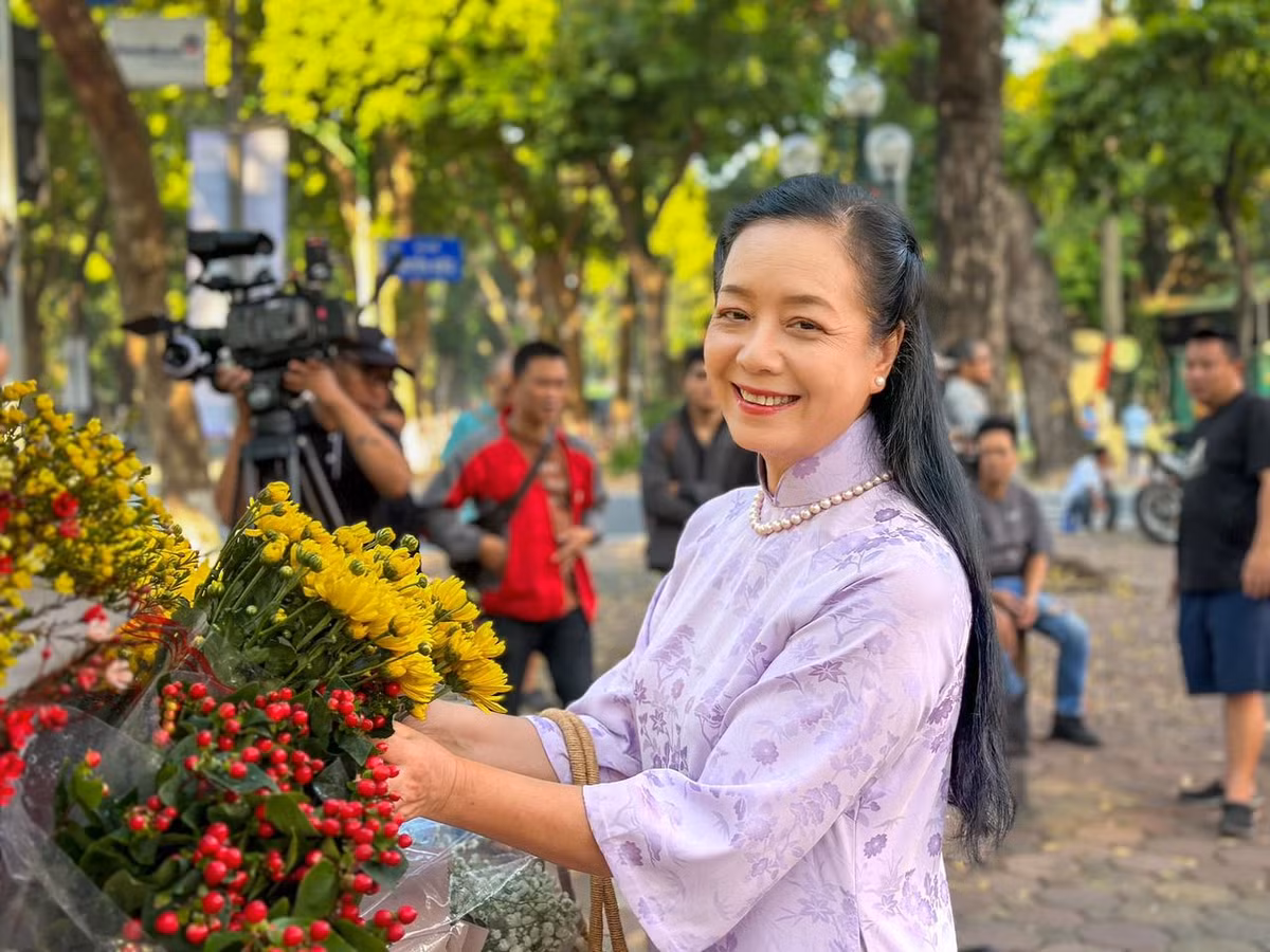 NSƯT Chiều Xuân dậy sớm quay hình, tranh thủ ngắm phố phường Hà Nội. Ảnh: FB Nguyễn Thị Chiều Xuân